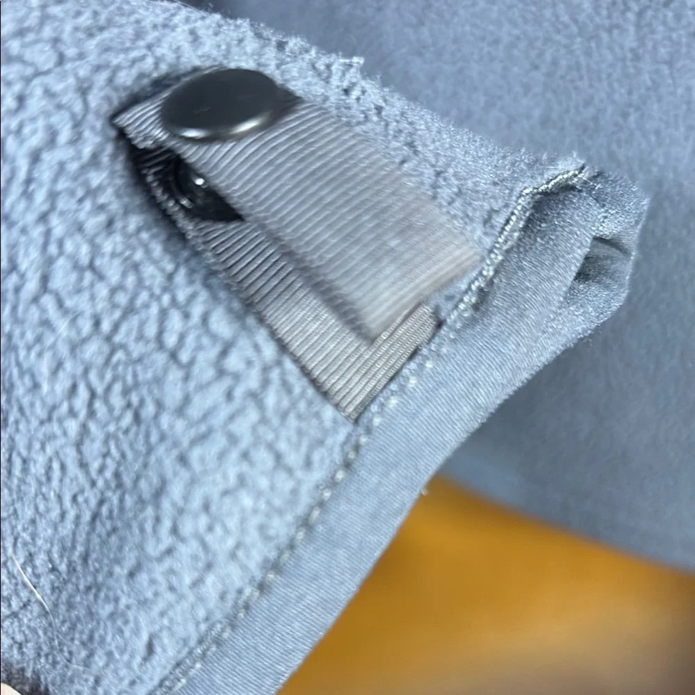 The North Face Gray‎ Jacket with Blue Trim with glove keepers. M. A2